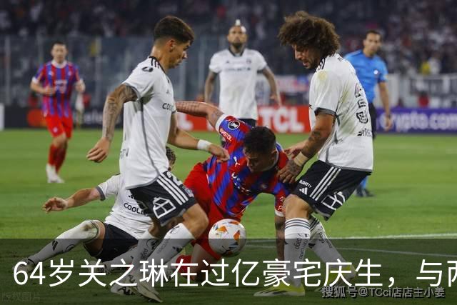 64岁关之琳在过亿豪宅庆生，与两只狗相伴合照，身后墙上挂满名画